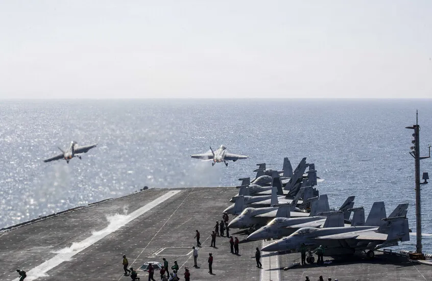 الجيش الإيراني يعلن استهداف حاملة الطائرات الأمريكية لينكولن بصواريخ كروز بر- بحر